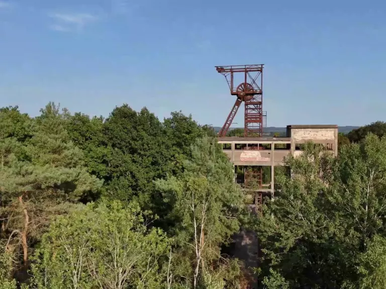 Le chevalement émergeant de la forêt de Halouze