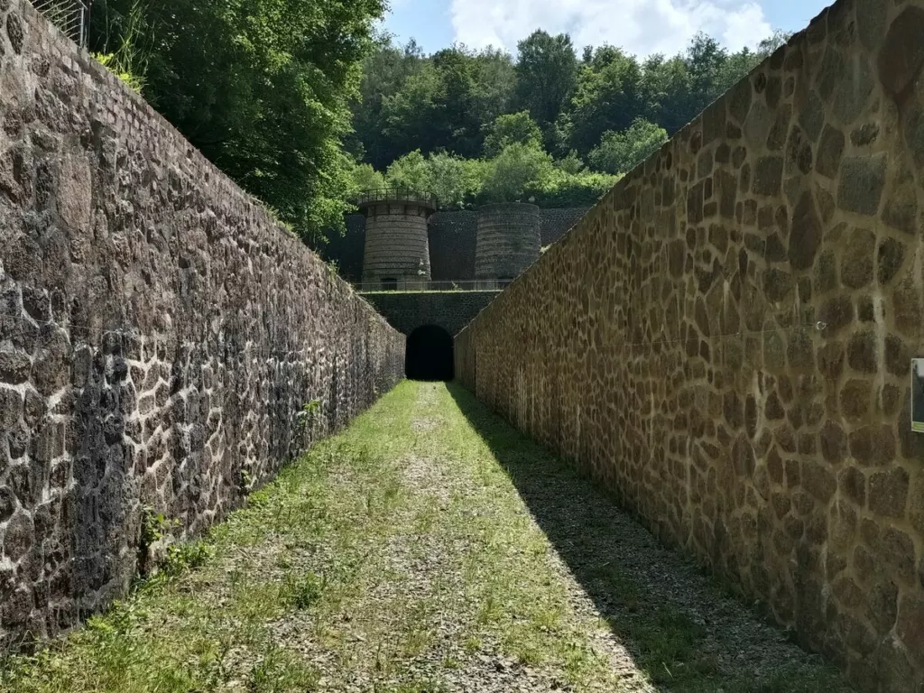 Les tunnels de chargement en contrebas des fours