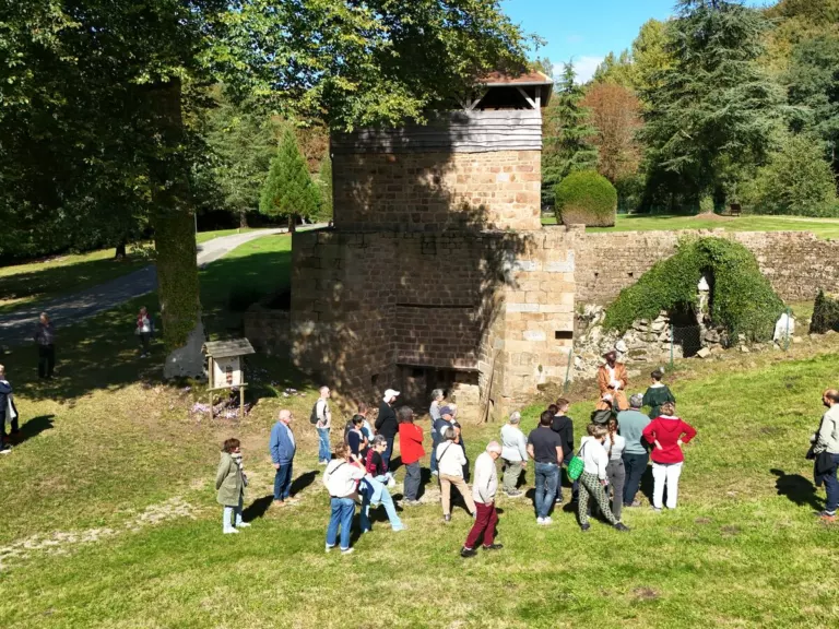 Visite guidée devant le haut-fourneau de Varenne